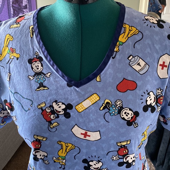 Mickey & Minny Mouse Scrub Top Size Large - Picture 4 of 5
